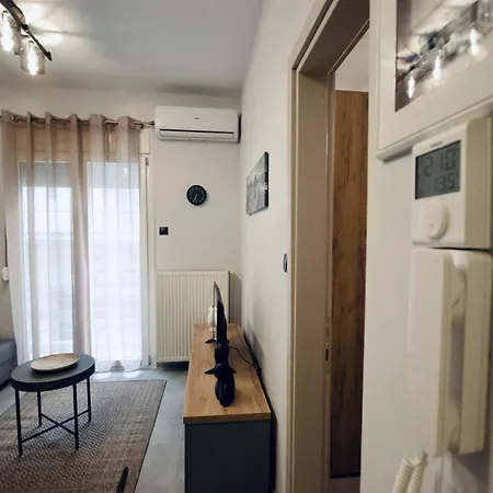 Antigonidon Square Apartment *